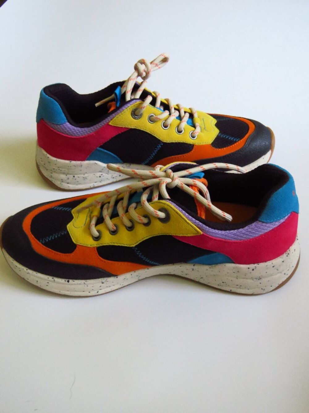 NWOT Taos Advance Shoe in Color Bold Multi - Size 9.5